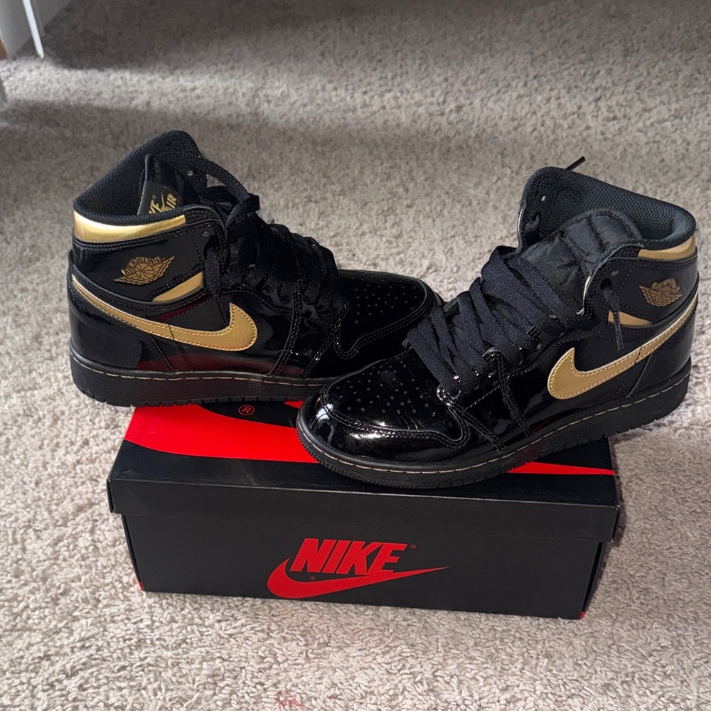 Nike Kids Black Sneakers with Gold Highlights